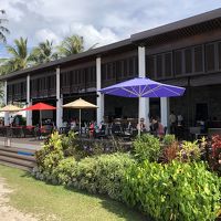 海沿いのレストラン、こちらは小さめだが朝食も可