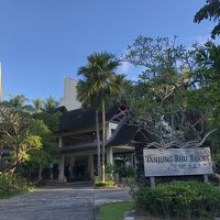 緑に囲まれたホテル入口