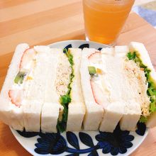 テイクアウトしたタラバガニとフルーツサンドのセット