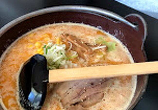 鉄鍋に入ったラーメン