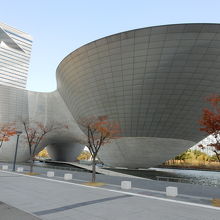 国際都市内の公園のオブジェ