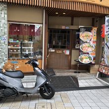 お店の前に猫がいるのが目印
