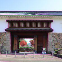 田辺城再建大手門の２階が資料館です。