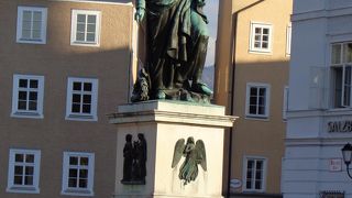 大きな像なんですが・・