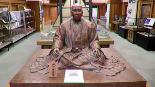 僅か五百の兵で田辺城に籠城し西軍一万五千を釘付けにした知将細川幽斎の田辺城内にあります