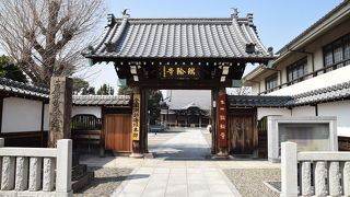 谷中に広い境内