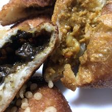 黒っぽいのは牛煮込み、もう一方はチーズ