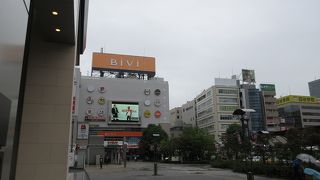 東口に出て左側にある商業施設。