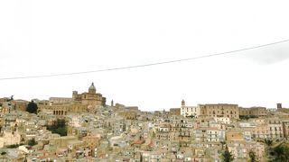 ピアッツァ・アルメリーナの頂点に君臨する大聖堂