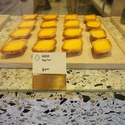 シンガポールの老舗中華菓子店、エッグタルトをお店で食べられます