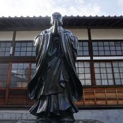 本堂の前に建つ真っ黒な日蓮上人の像