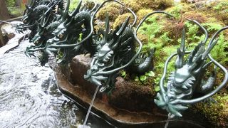 芦ノ湖に残る九つの頭を持つ龍の伝説を伝える神社です。