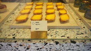 シンガポールの老舗中華菓子店、エッグタルトをお店で食べられます