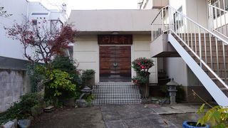 坂の名前の由来になったのがこの寺です