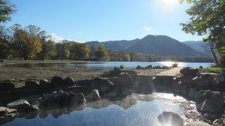 衆人環視のもと、盛況な露天風呂の温泉