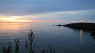 日の出を眺める