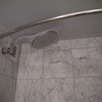 シャワーは固定式の広め