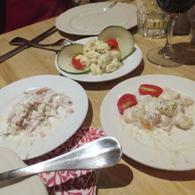 料理三種：クリームソース和え、蝦、ハム、フルーツ