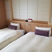 部屋は狭いが機能的。