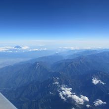 南アルプスを越えていきます。遠く富士山が。