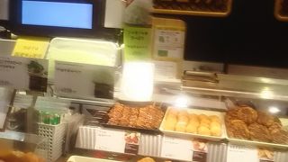 神戸コロッケはコロッケが揚げたてで大変おいしいです。