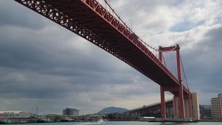 長大吊り橋の先駆けの赤い橋