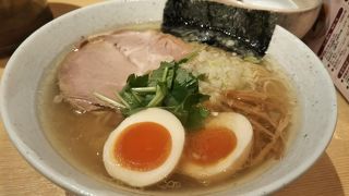 ラーメンは細めのストレート麺