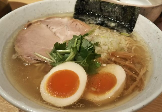 ラーメンは細めのストレート麺
