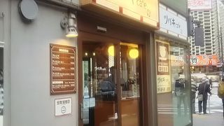 新橋の烏森口にあるカフェ