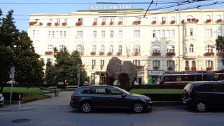 三位一体教会前の広場