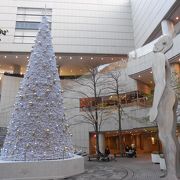 巨大モニュメントのシンギングマンがクリスマスツリーを見上げるように立っています！