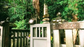 今は小さな石塔を残すのみ