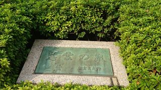 植え込みの中にある不思議な銅像