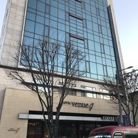 そびえ立っています