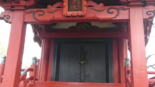 真っ赤なお堂が印象的