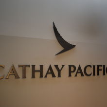 入口のキャセイパシフィックロゴ