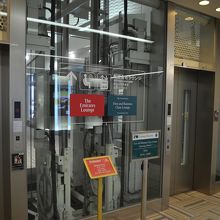 北側から出国して目の前のエレベーターで上へあがります。