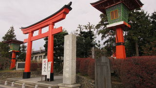 大鳥居と常夜燈が目立ちます