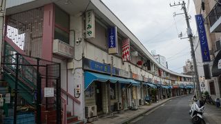 居酒屋やバーが入居するアパート