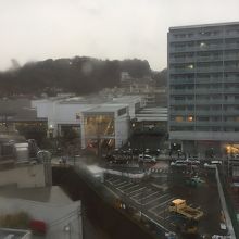 観音様と駅