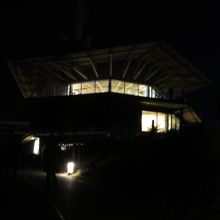 デジタルタワーを囲んでいます