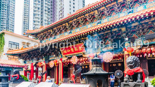 多くの人が熱心にお祈りをしています。