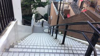 改修されてモダンな階段です