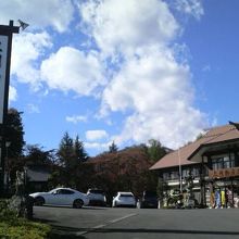 「六本松」バス停のそばにあります。