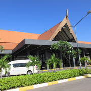 遺跡観光の拠点空港はリゾート感あり、コテージ風の建物です。