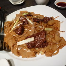 牛肉とお米のうどんのような麺の炒め