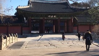 外界と宮殿の教会の橋