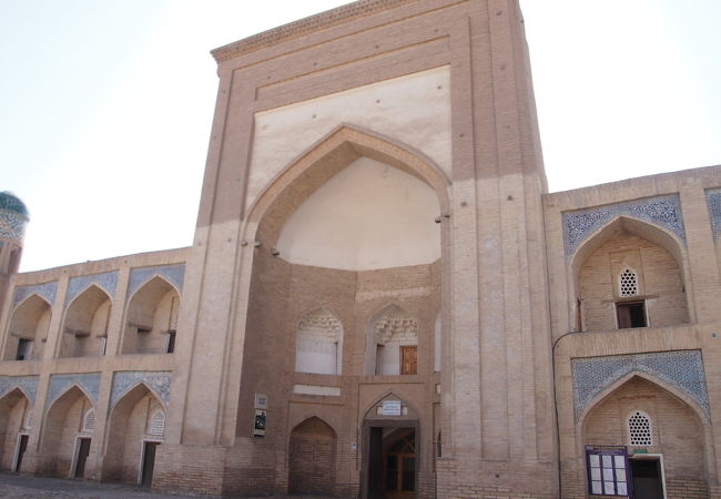 中には土産物店。