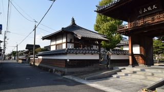 一直線に並ぶお寺