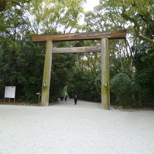 大きな鳥居と広い参道